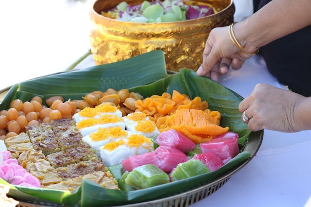 Postre tradicional tailandés que sirve en hoja de plátano