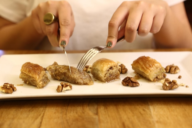 Postre tradicional turco baklava con anacardos Baklava casero con nueces y miel