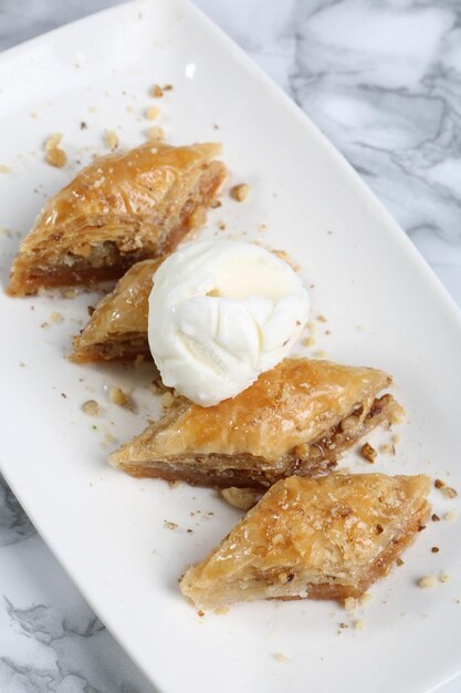 Postre tradicional turco baklava con anacardos Baklava casero con nueces y miel