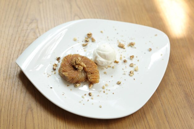 Postre tradicional turco baklava con anacardos Baklava casero con nueces y miel