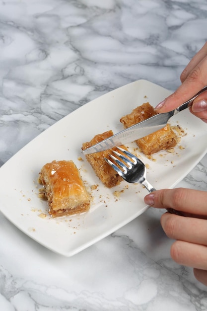 Postre tradicional turco baklava con anacardos Baklava casero con nueces y miel