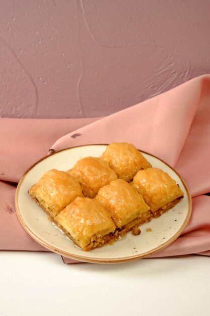 Postre tradicional turco baklava con anacardos Baklava casero con nueces y miel