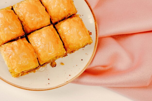 Postre tradicional turco baklava con anacardos Baklava casero con nueces y miel