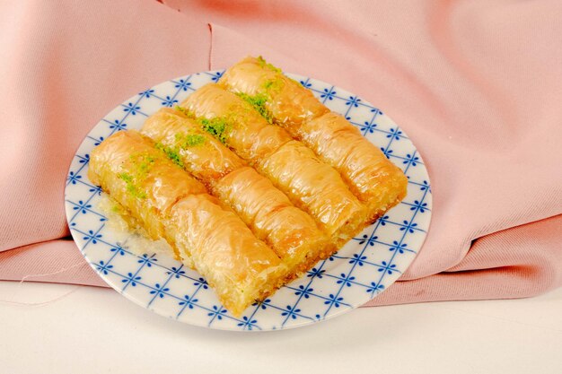 Postre tradicional turco baklava con anacardos Baklava casero con nueces y miel