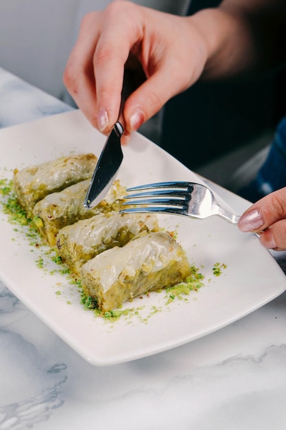 Postre tradicional turco baklava con anacardos Baklava casero con nueces y miel