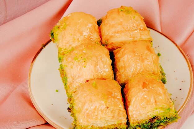 Postre tradicional turco baklava con anacardos Baklava casero con nueces y miel