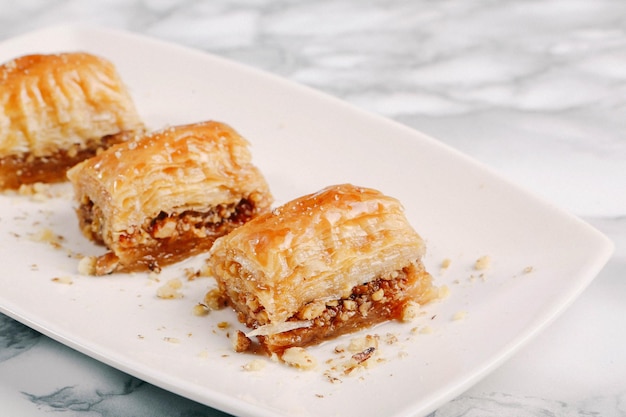 Postre tradicional turco baklava con anacardos Baklava casero con nueces y miel