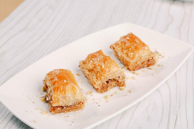 Postre tradicional turco baklava con anacardos Baklava casero con nueces y miel