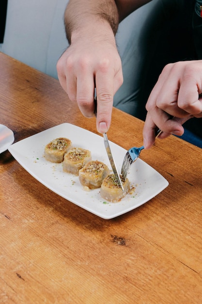 Postre tradicional turco baklava con anacardos Baklava casero con nueces y miel