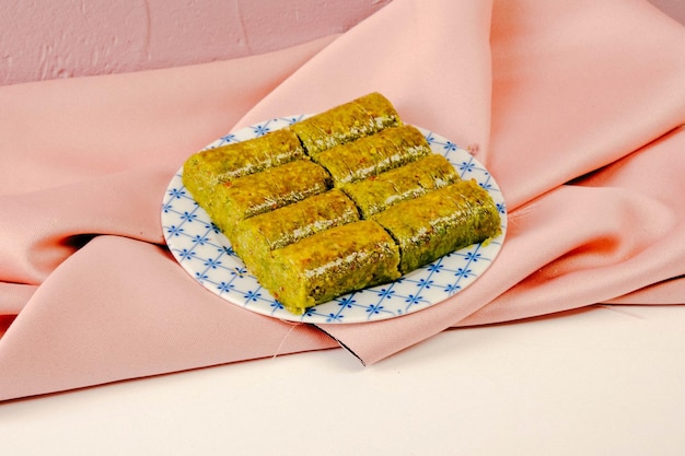 Postre tradicional turco baklava con anacardos Baklava casero con nueces y miel