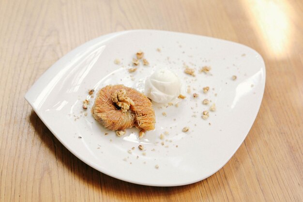 Postre tradicional turco baklava con anacardos Baklava casero con nueces y miel