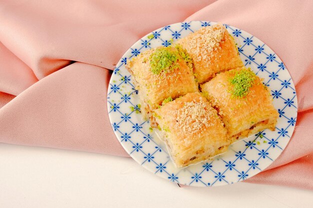 Postre tradicional turco baklava con anacardos Baklava casero con nueces y miel