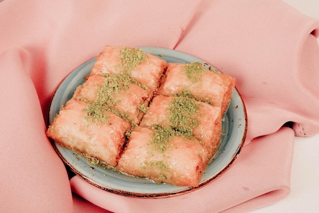 Postre tradicional turco baklava con anacardos Baklava casero con nueces y miel