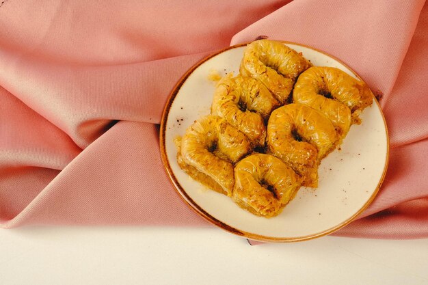 Postre tradicional turco baklava con anacardos Baklava casero con nueces y miel