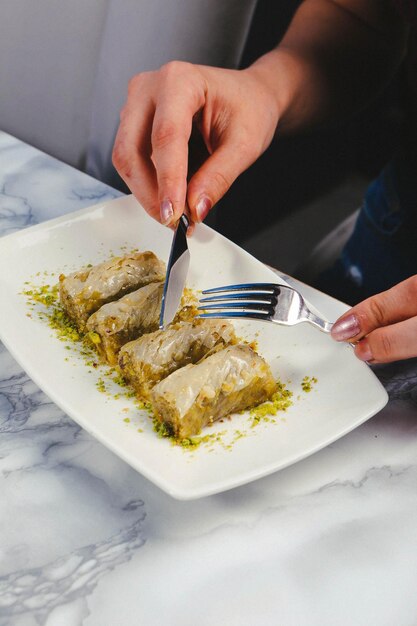 Postre tradicional turco baklava con anacardos Baklava casero con nueces y miel