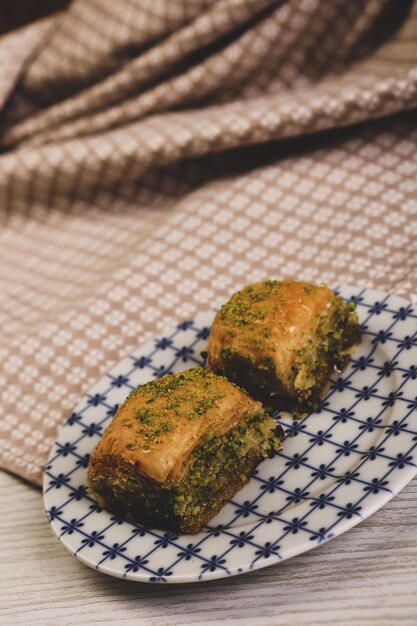 Postre tradicional turco baklava con anacardos Baklava casero con nueces y miel