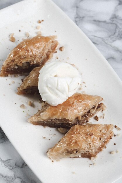 Postre tradicional turco baklava con anacardos Baklava casero con nueces y miel