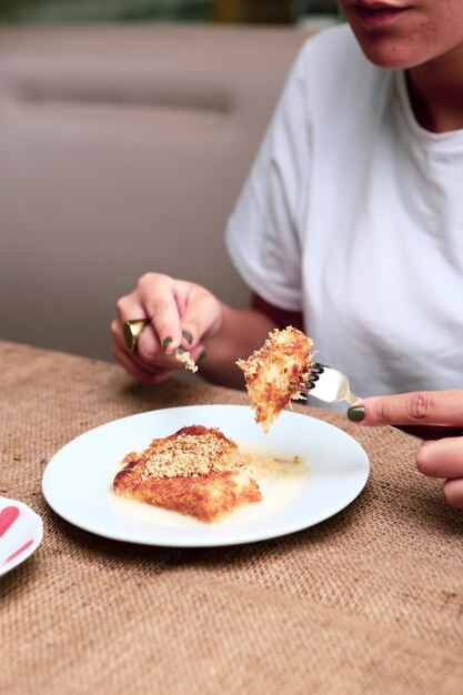 Postre tradicional turco baklava con anacardos Baklava casero con nueces y miel