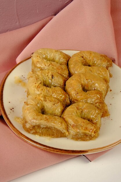 Postre tradicional turco baklava con anacardos Baklava casero con nueces y miel