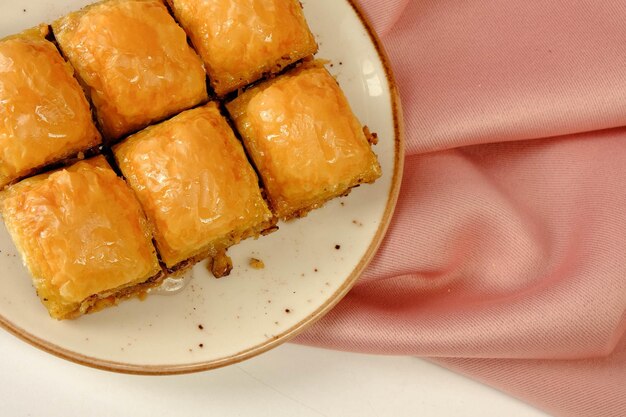 Postre tradicional turco baklava con anacardos Baklava casero con nueces y miel