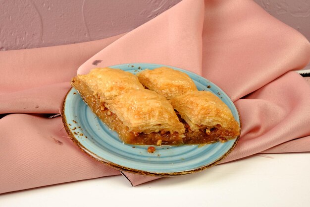 Postre tradicional turco baklava con anacardos Baklava casero con nueces y miel