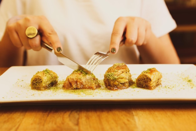 Postre tradicional turco baklava con anacardos Baklava casero con nueces y miel