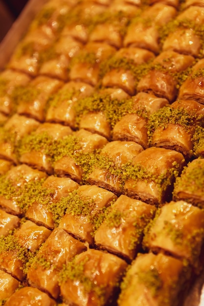 Postre tradicional turco baklava con anacardos Baklava casero con nueces y miel