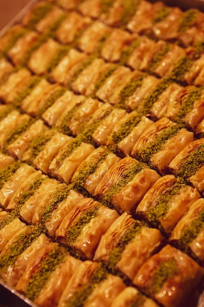 Postre tradicional turco baklava con anacardos Baklava casero con nueces y miel