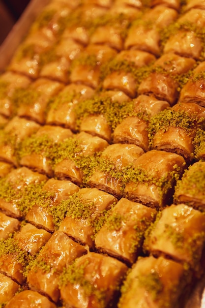 Postre tradicional turco baklava con anacardos Baklava casero con nueces y miel
