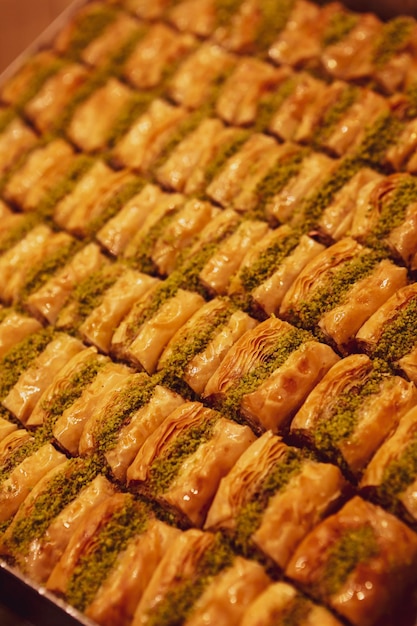 Postre tradicional turco baklava con anacardos Baklava casero con nueces y miel