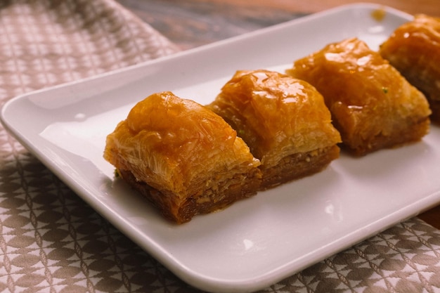 Postre tradicional turco baklava con anacardos Baklava casero con nueces y miel