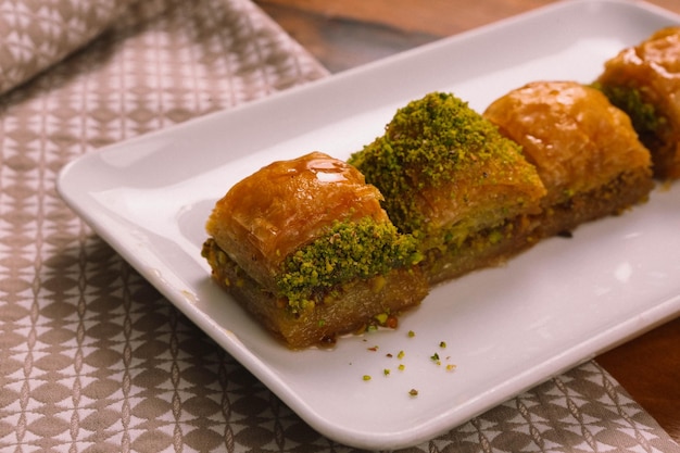 Postre tradicional turco baklava con anacardos Baklava casero con nueces y miel