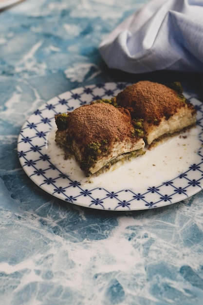 Postre tradicional turco baklava con anacardos Baklava casero con nueces y miel