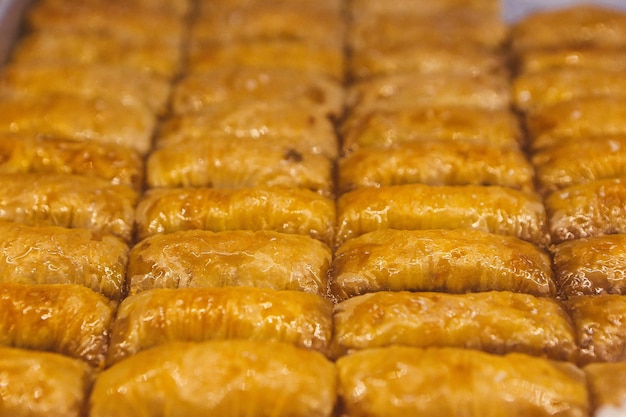 Postre tradicional turco baklava con anacardos Baklava casero con nueces y miel