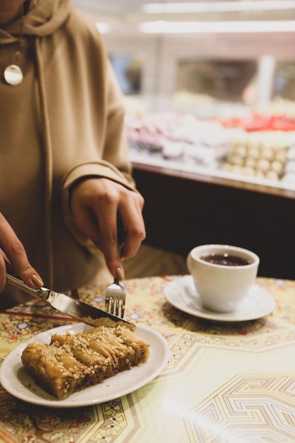 Postre tradicional turco baklava con anacardos Baklava casero con nueces y miel