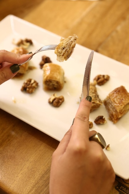 Postre tradicional turco baklava con anacardos Baklava casero con nueces y miel