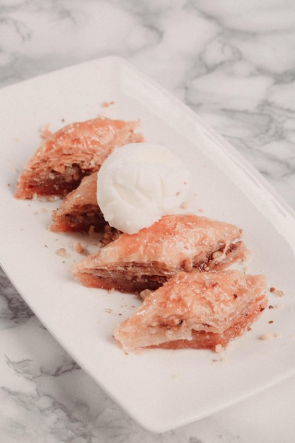 Postre tradicional turco baklava con anacardos Baklava casero con nueces y miel