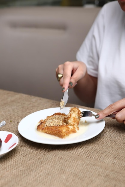 Postre tradicional turco baklava con anacardos Baklava casero con nueces y miel