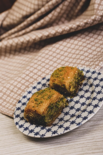 Postre tradicional turco baklava con anacardos Baklava casero con nueces y miel