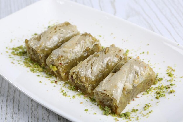 Postre tradicional turco baklava con anacardos Baklava casero con nueces y miel