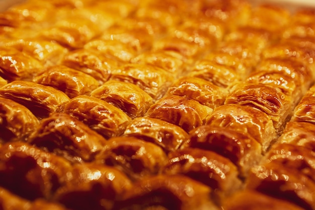 Postre tradicional turco baklava con anacardos Baklava casero con nueces y miel