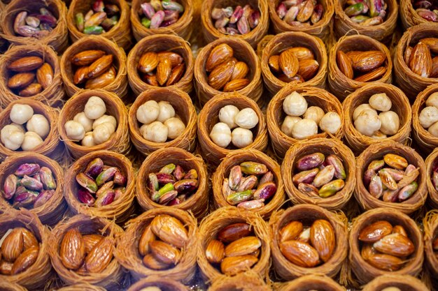 Postre tradicional turco Kadayif horneado en almíbar servido con nuez en polvo