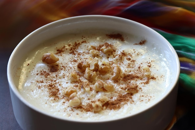 Postre tradicional turco sutlac Hecho con azúcar de arroz y leche