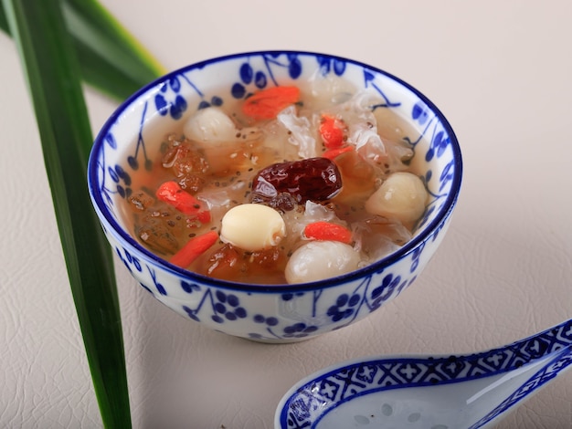 Postre de triple colágeno de chicle de melocotón (Tao Jiao), bebidas refrescantes tradicionales chinas. Contiene chicle de melocotón, nido de pájaro, dátiles rojos, hongo de nieve, baya de Goji y azúcar de roca.