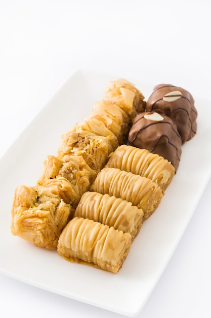 Postre turco baklava aislado en blanco