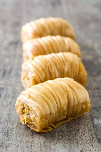 Postre turco baklava en mesa de madera