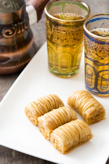 Postre turco baklava en mesa de madera