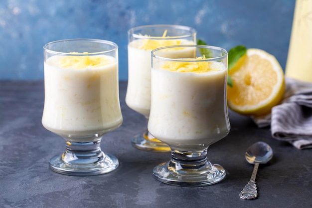 Postre turco delicioso tradicional; Arroz con leche de limón (nombre turco; Limonlu Sutlac)