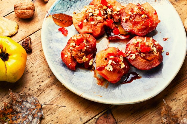 Postre turco dulce, membrillo caramelizado o manzana. Otoño dulce