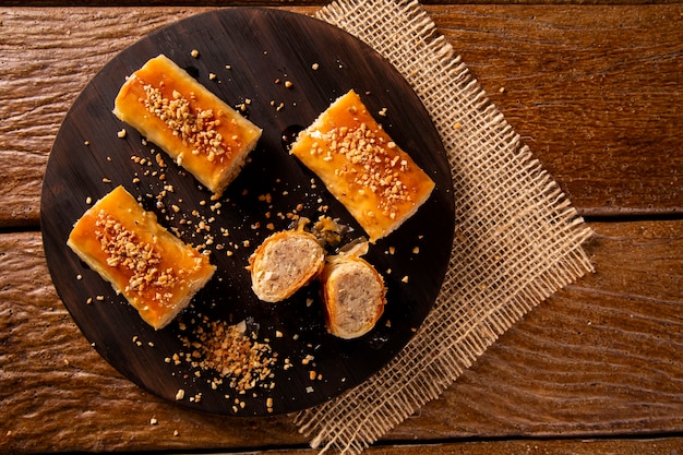 Postre turco Kadayif sobre fondo de madera.